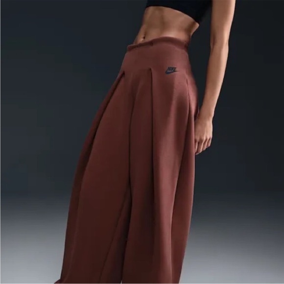 Nike Sportswear Tech Fleece
Women's High-Waisted Pleated Pants full length - Picture 4 of 11